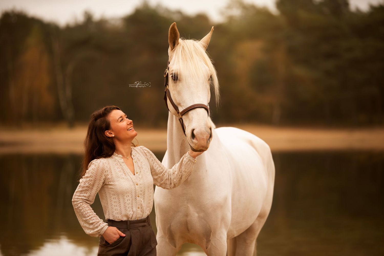 Romantisch portret met paard tijdens zonsondergang, duidelijke band tussen paard en baas,  tijdens fotoshoot