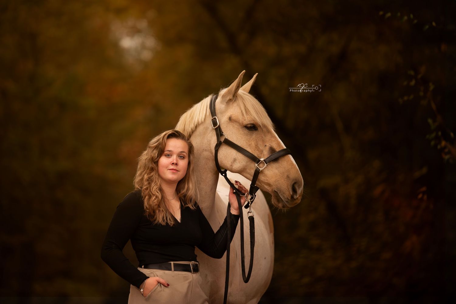 Romantisch portret met paard tijdens zonsondergang