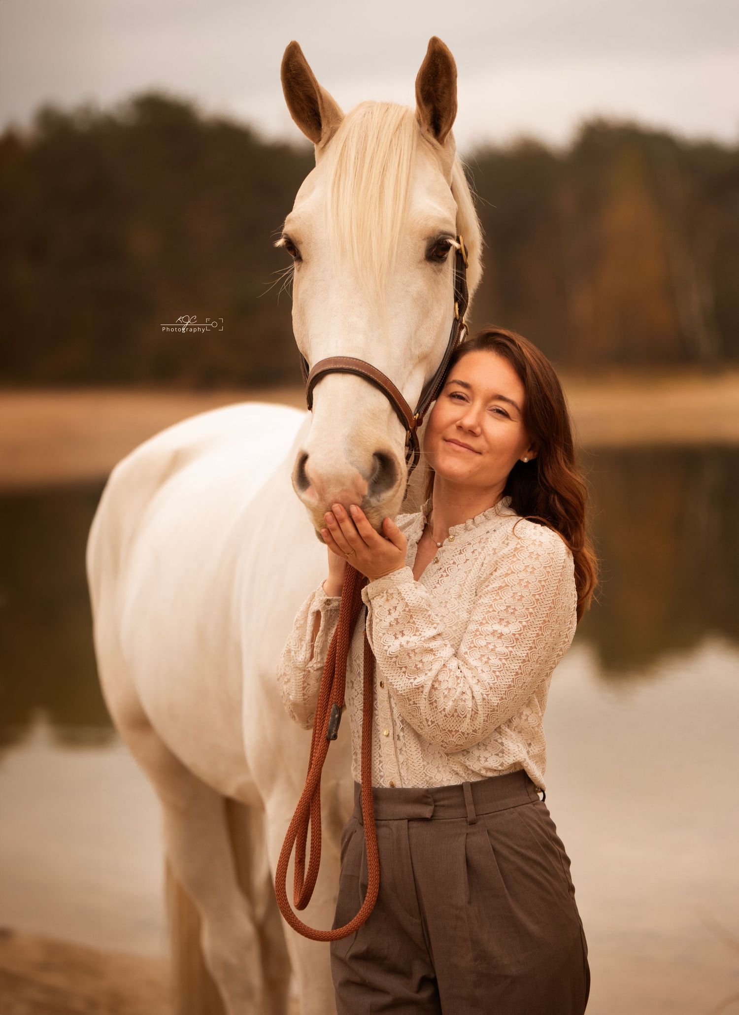 Romantisch portret met paard tijdens zonsondergang, duidelijke band tussen paard en baas, genomen door professionele fotograaf in Gelderland