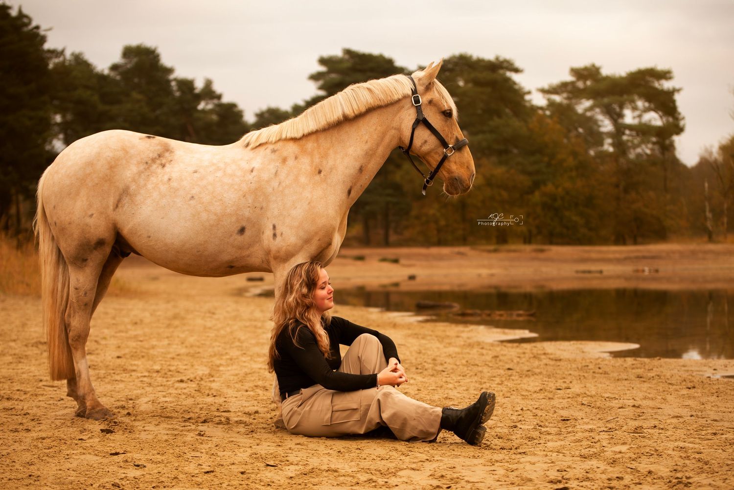 Romantisch portret met paard tijdens zonsondergang, duidelijke band tussen paard en baas, genomen door professionele paardenfotograaf