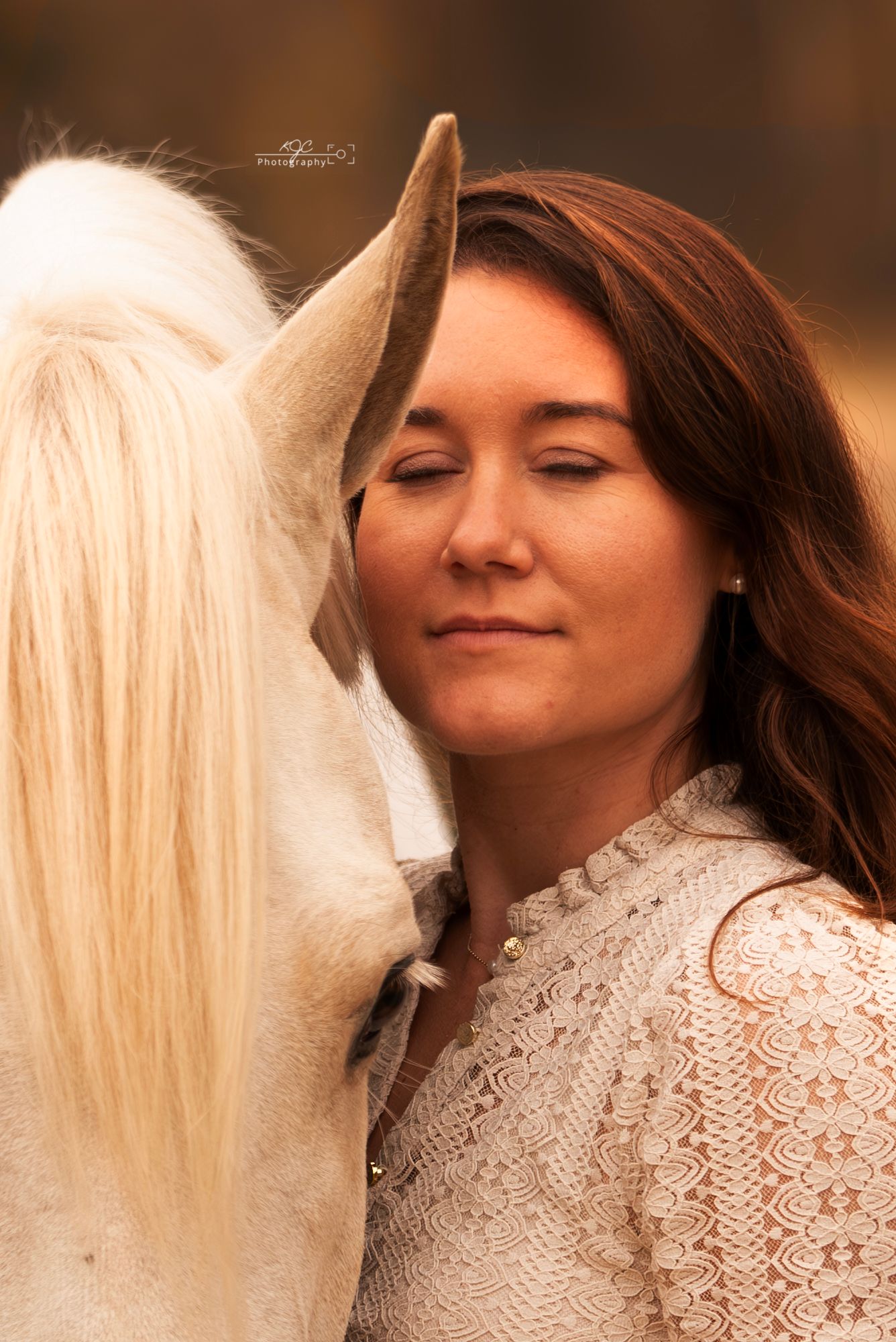 Romantisch portret met paard tijdens zonsondergang in Brabant