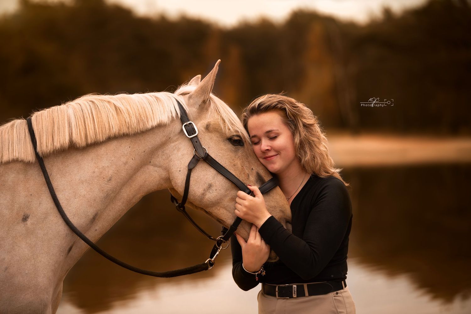 Romantisch portret met paard tijdens zonsondergang, duidelijke band tussen paard en baas, genomen door paardenfotograaf