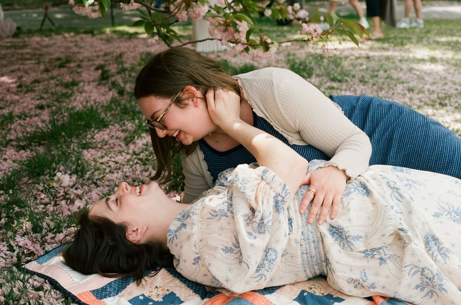 couples photos in central park during cherry blossom season