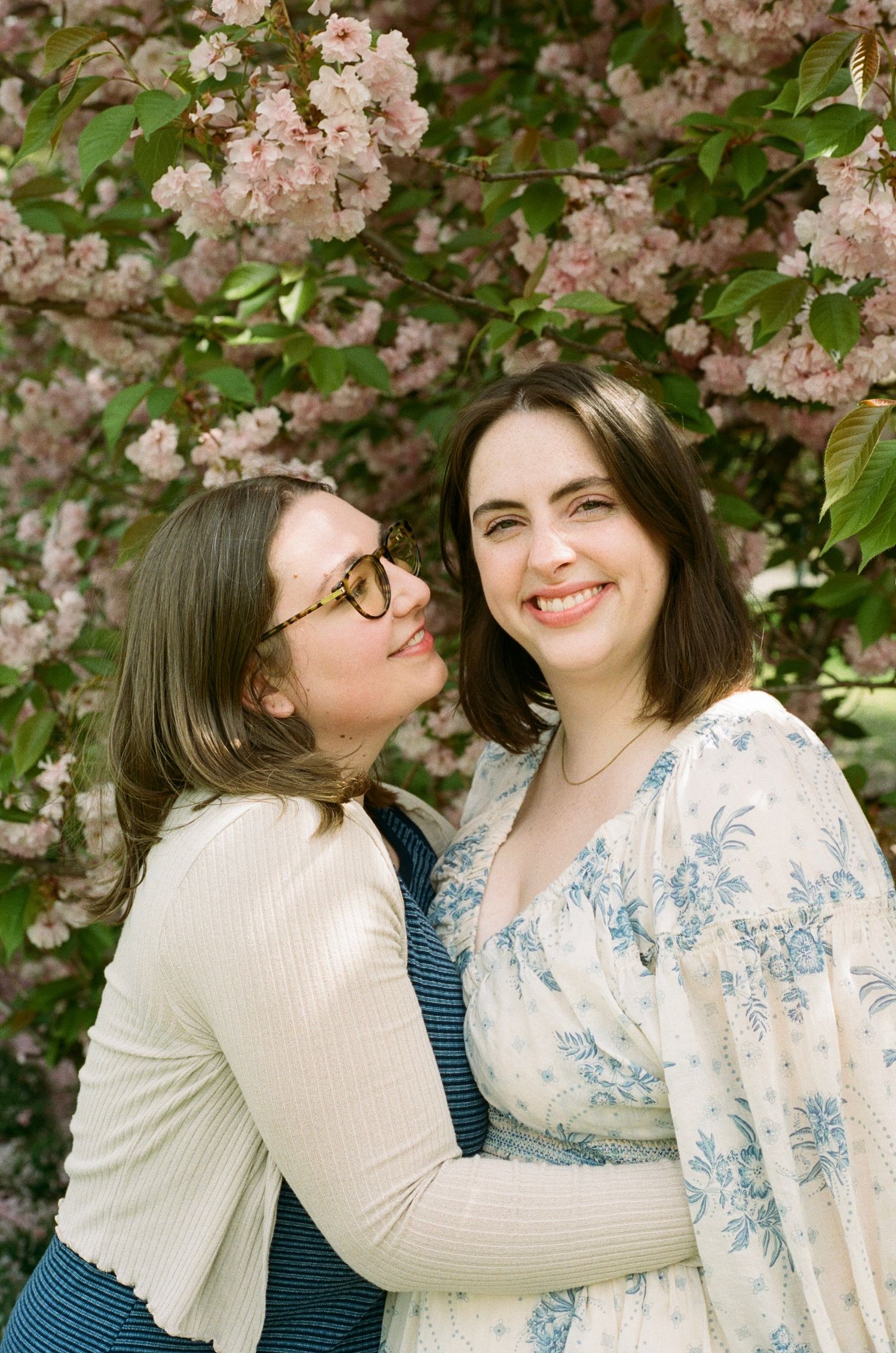 couples photos in central park during cherry blossom season