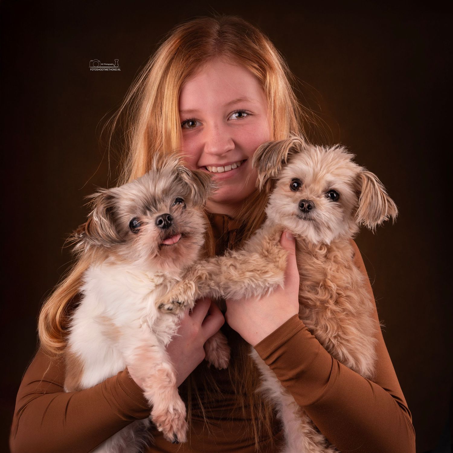 Knuffelmoment door baasje met haar twee hondjes. Gemaakt in studio in Doetinchem, Achterhoek