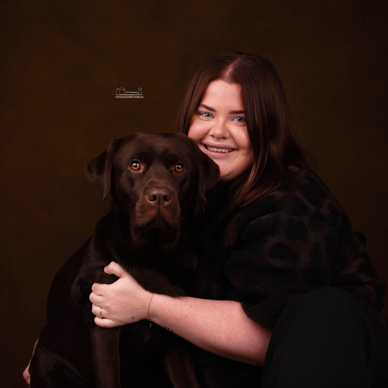 Mooi knuffelmoment tussen baas en haar Labrador