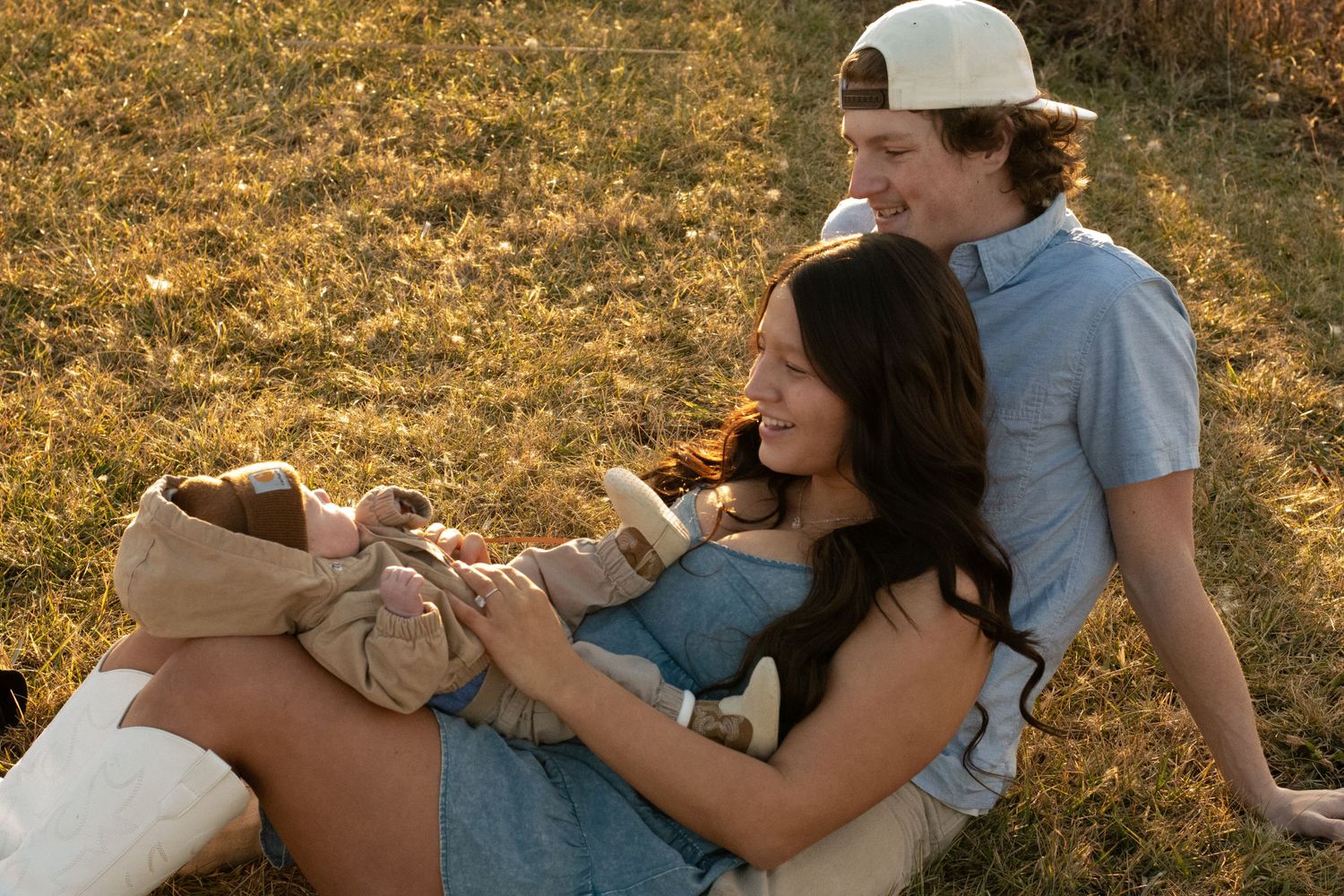 Family poses together for cute fall photo.
@addykayphotography 2024.
