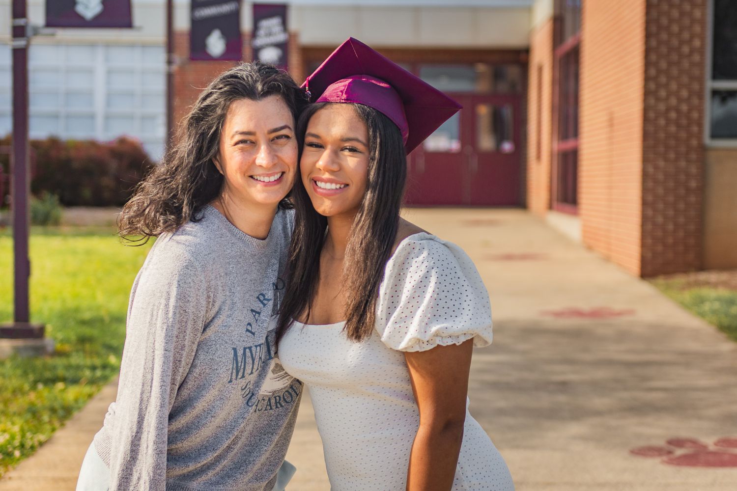 Stuarts Draft senior poses with mother for senior photos.
@addykayphotography 2026.