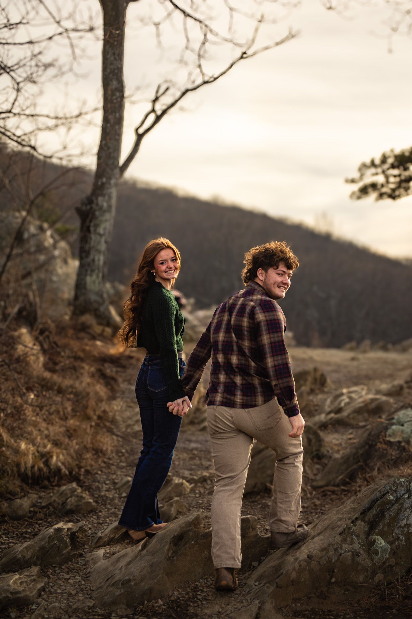 Couple make the trek up the mountain.
@addykayphotography 2026.