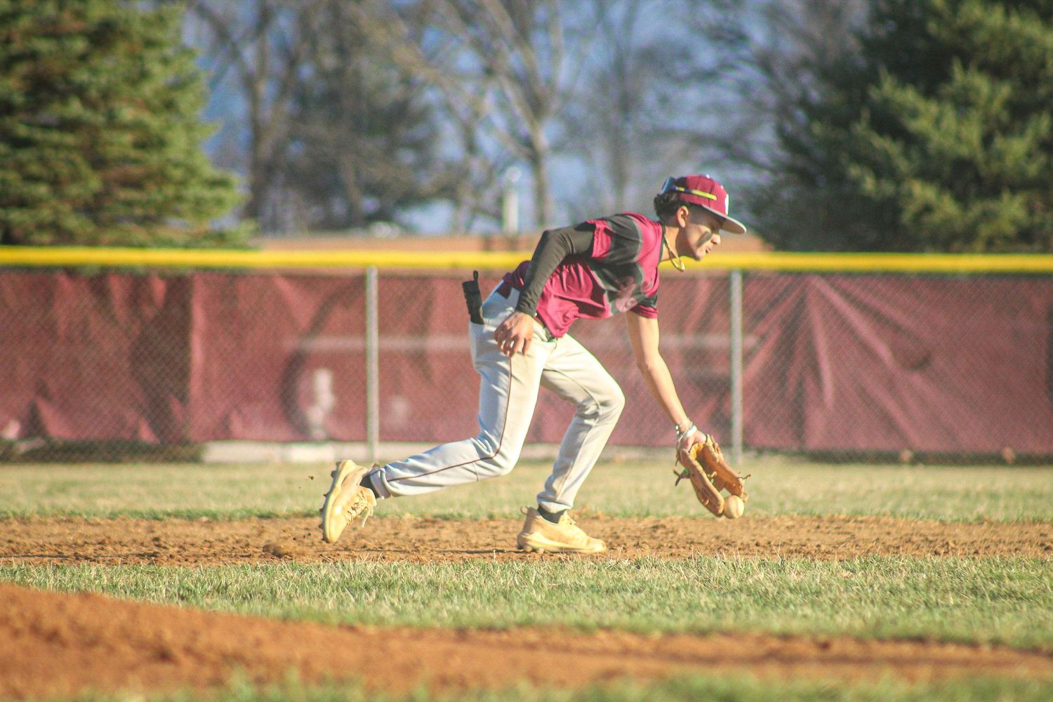 Senior Dre catches ball after bouncing between 2nd and 4rd base.
@addykaysports 2024.