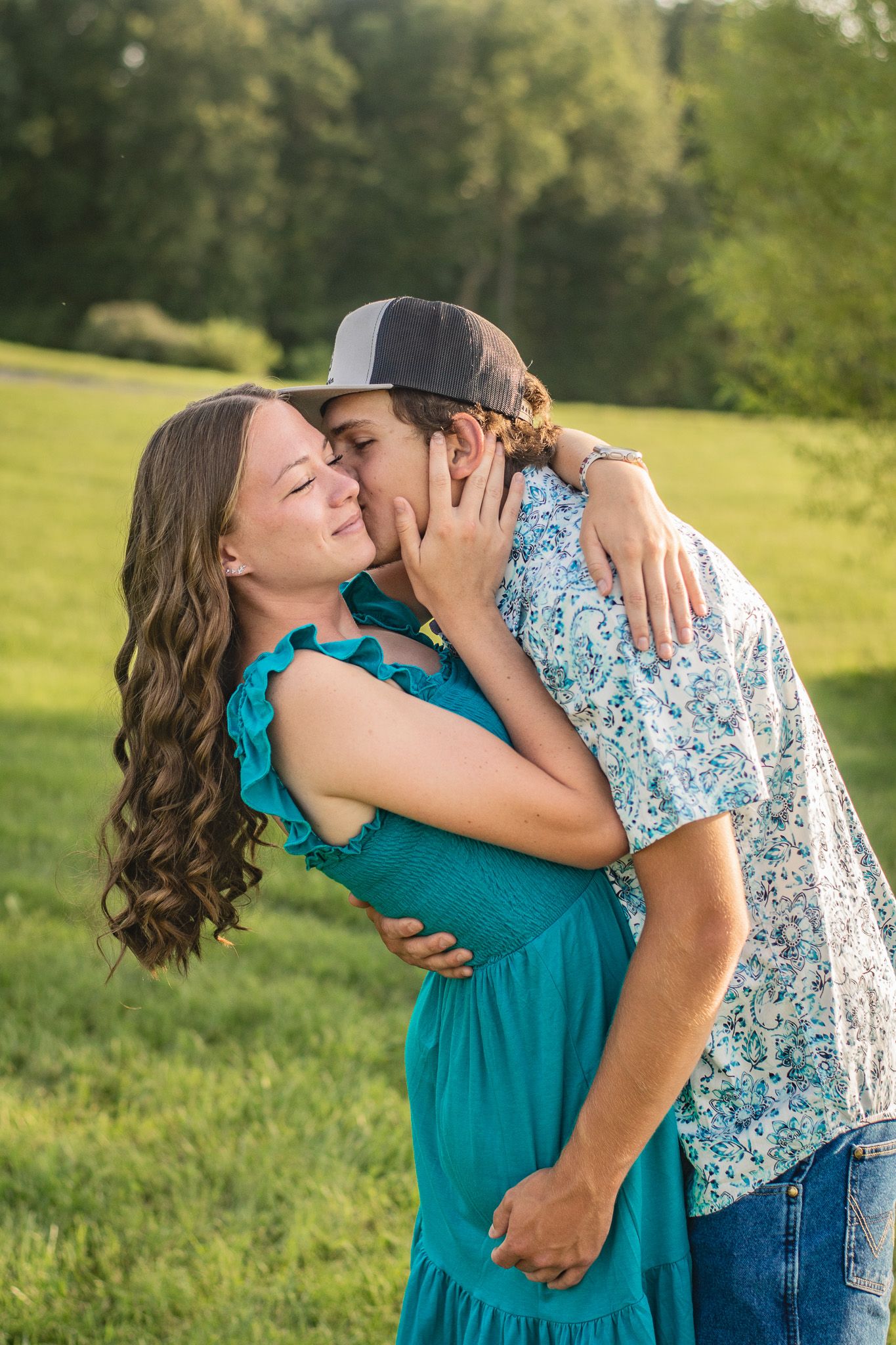 Boyfriend tells girlfriend silly joke between kisses.
@addykayphotography 2025.
