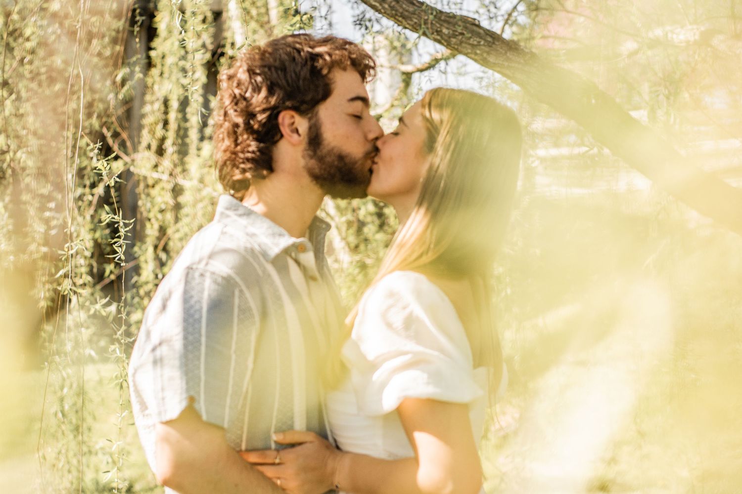 Couple kiss in the midst of a willow tree.
@addykayphotography 2025.