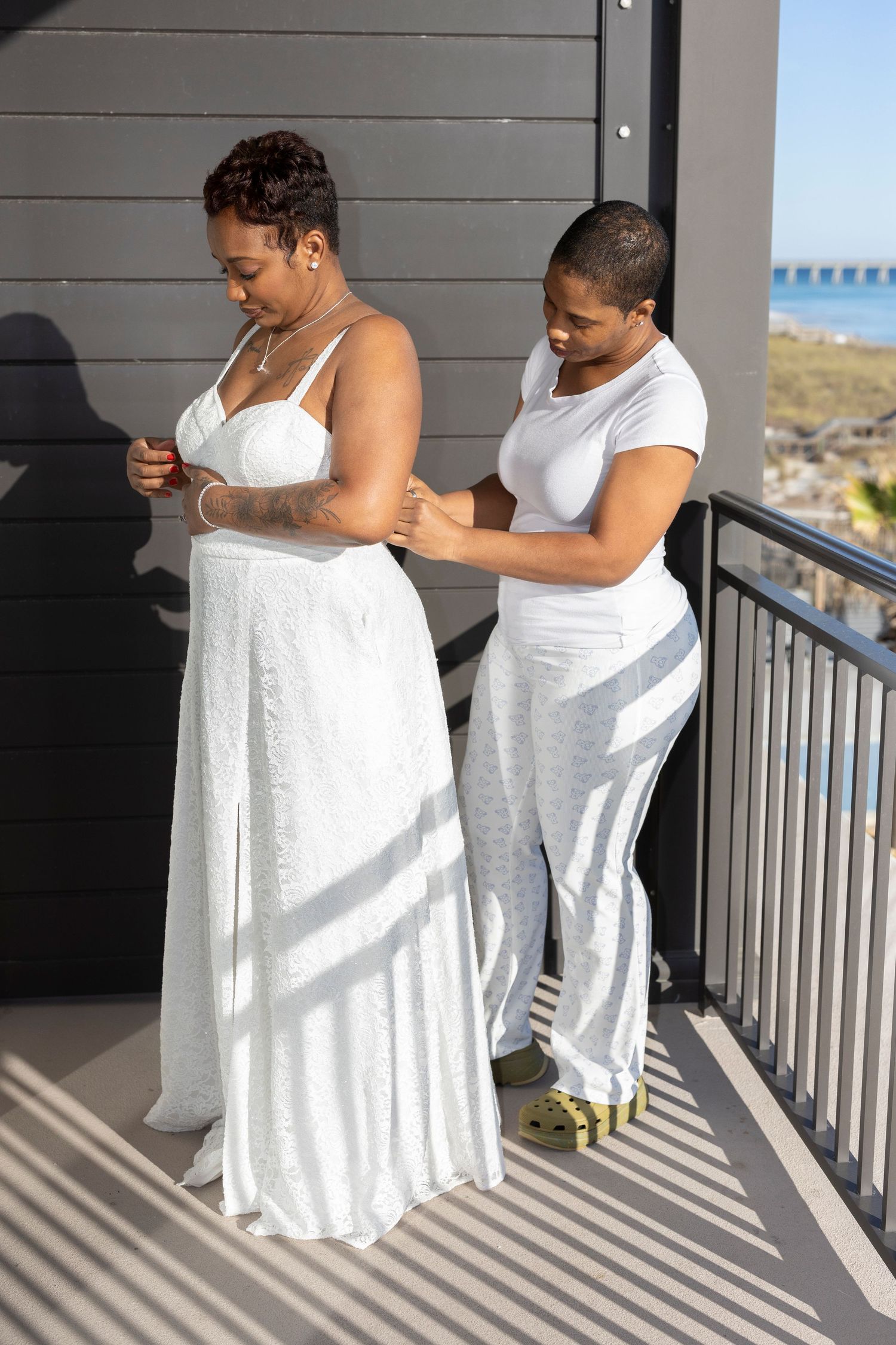 A sequence of photos shows two people wrapped in white towels standing on a balcony in sunlight.