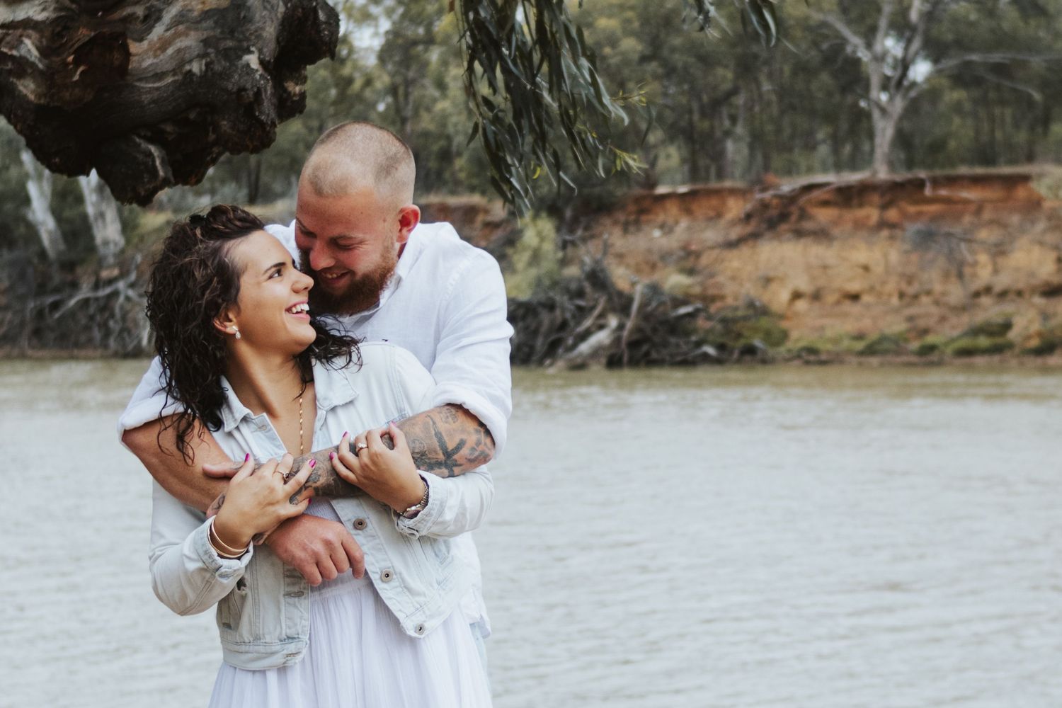 intimate couples photo session on banks on murray river