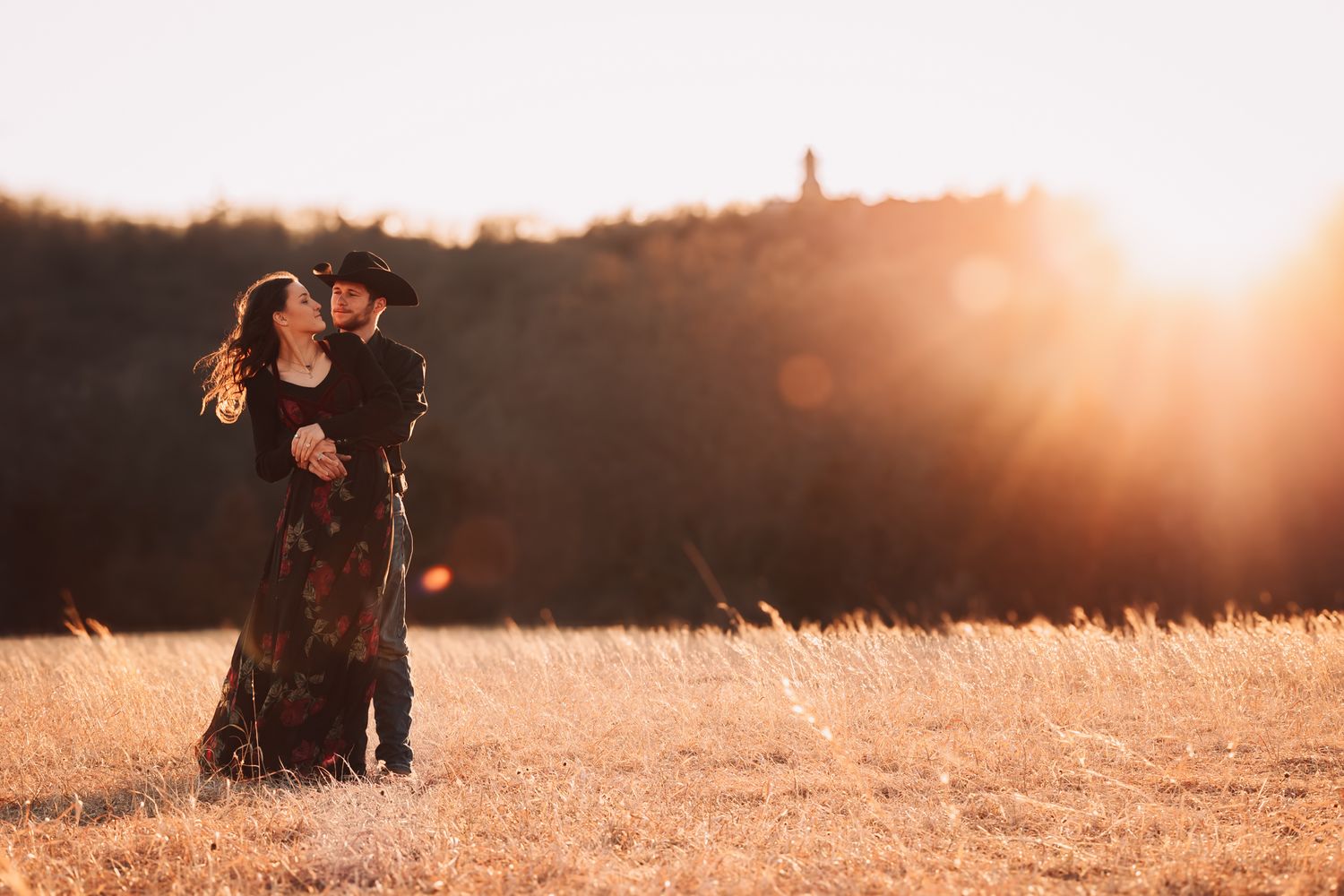 Romantic Couple's Photos at the Governor's Mansion, Cedar Crest, in Topeka, KS at golden hour.