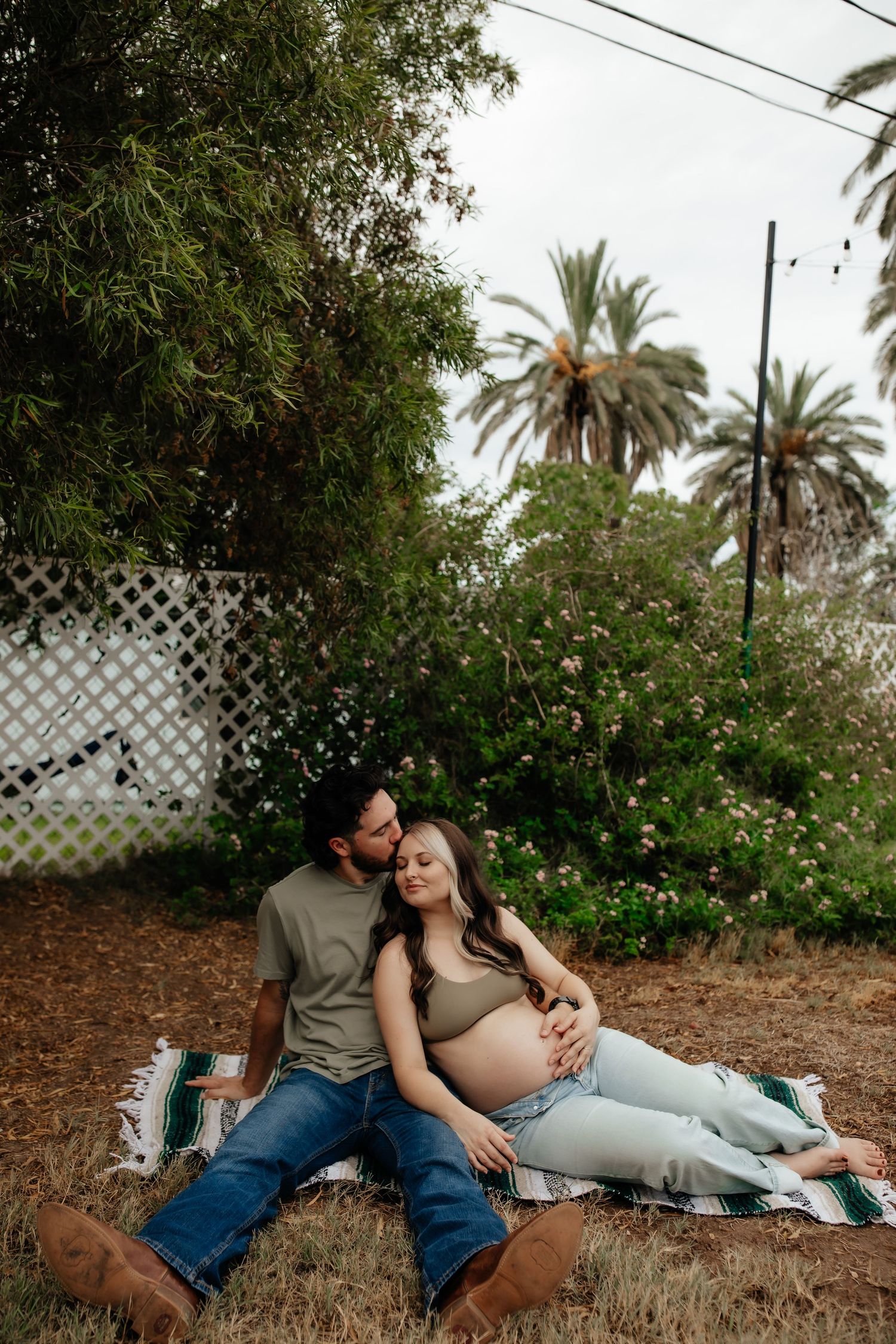 couples laid back maternity photos backyard session