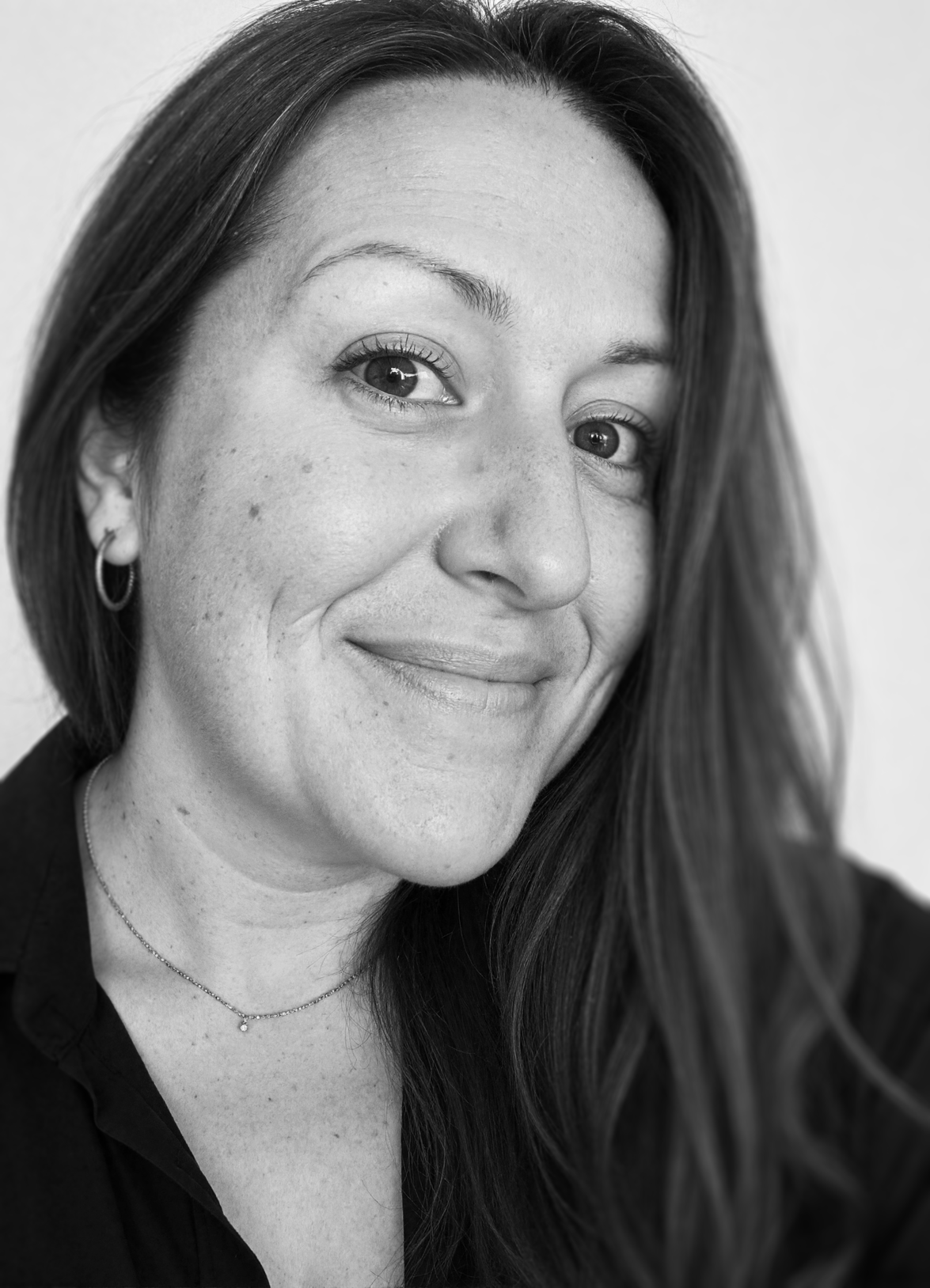 A black and white close-up of Caroline Lessard Photographe.