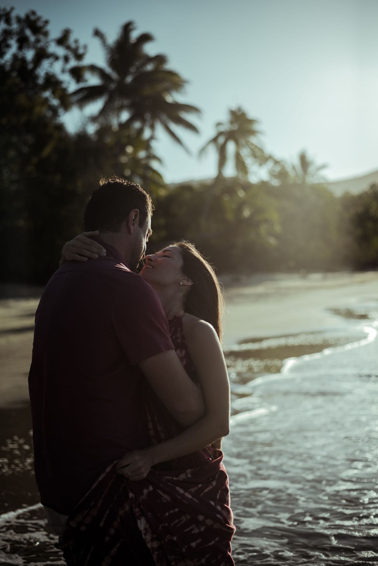 engaged couple kissing at the beach in Cairns © 2025 Jenna Hennessy / The Tone Curve