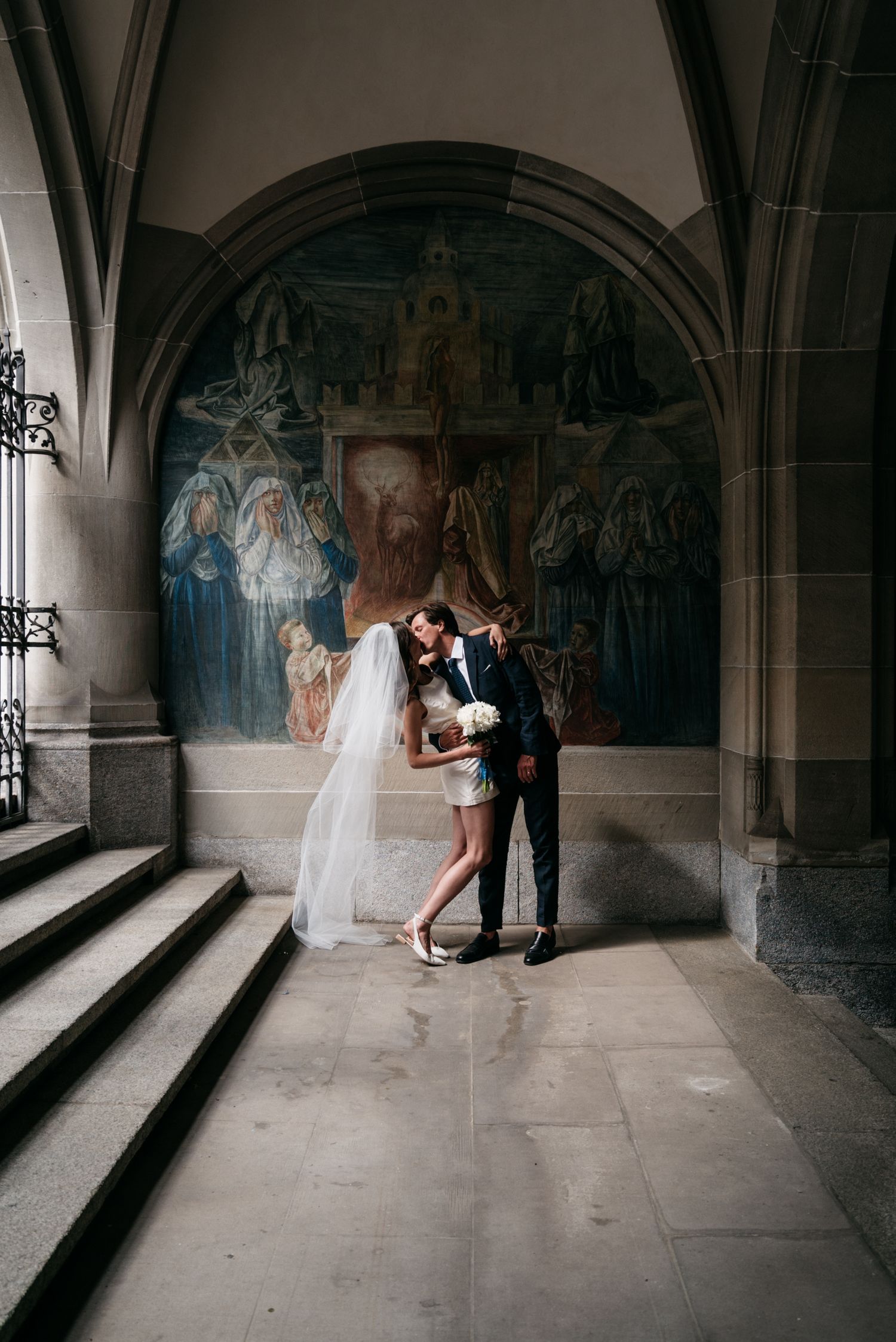 bride and groom chic effortless couple portraits