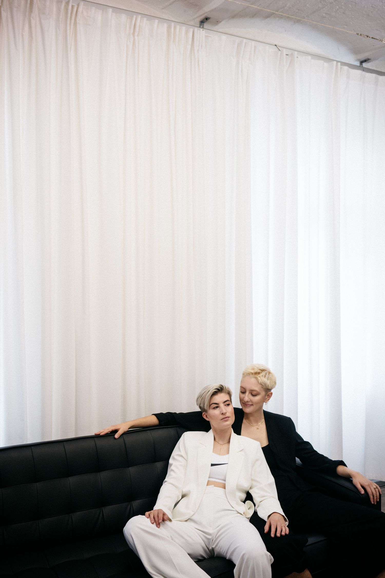 natural moment couple relaxed photosession Berlin