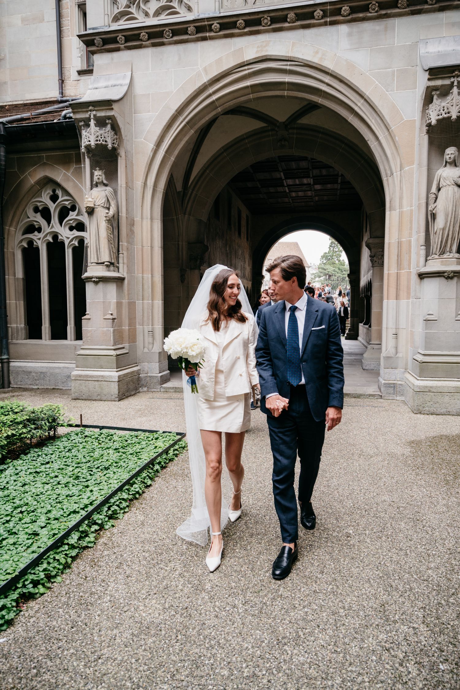 bride and groom natural photos wedding ceremony