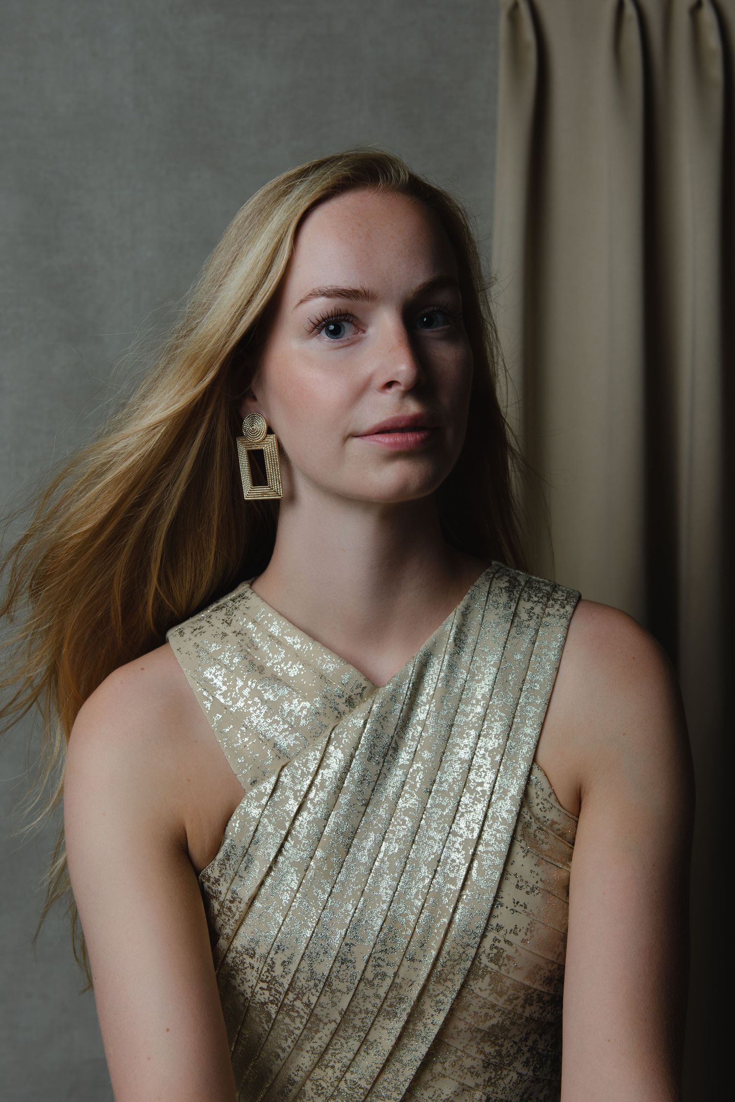 Portretfoto in studio gouden oorbel