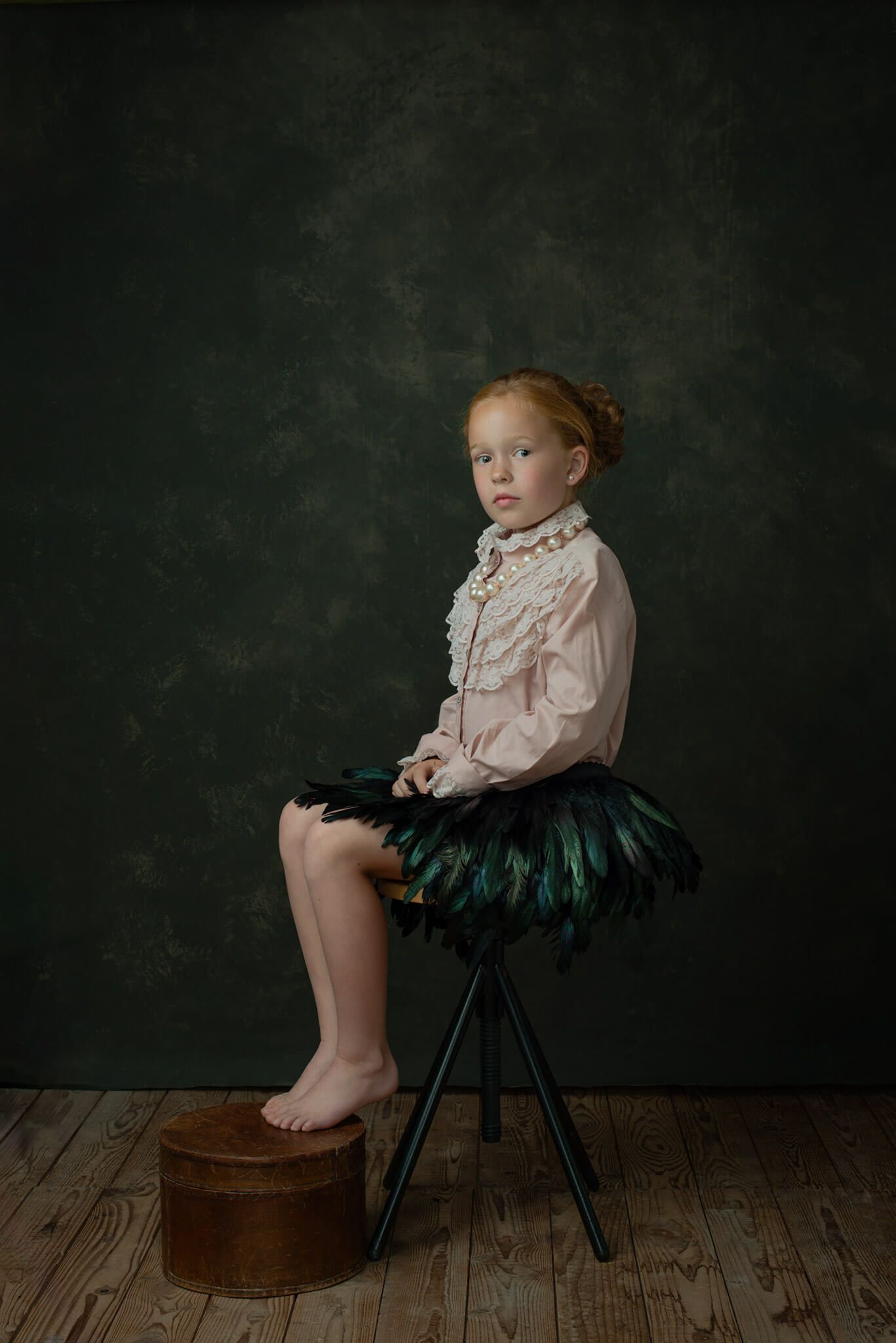 Fine-art portret meisje met veren rok schilderachtig portret