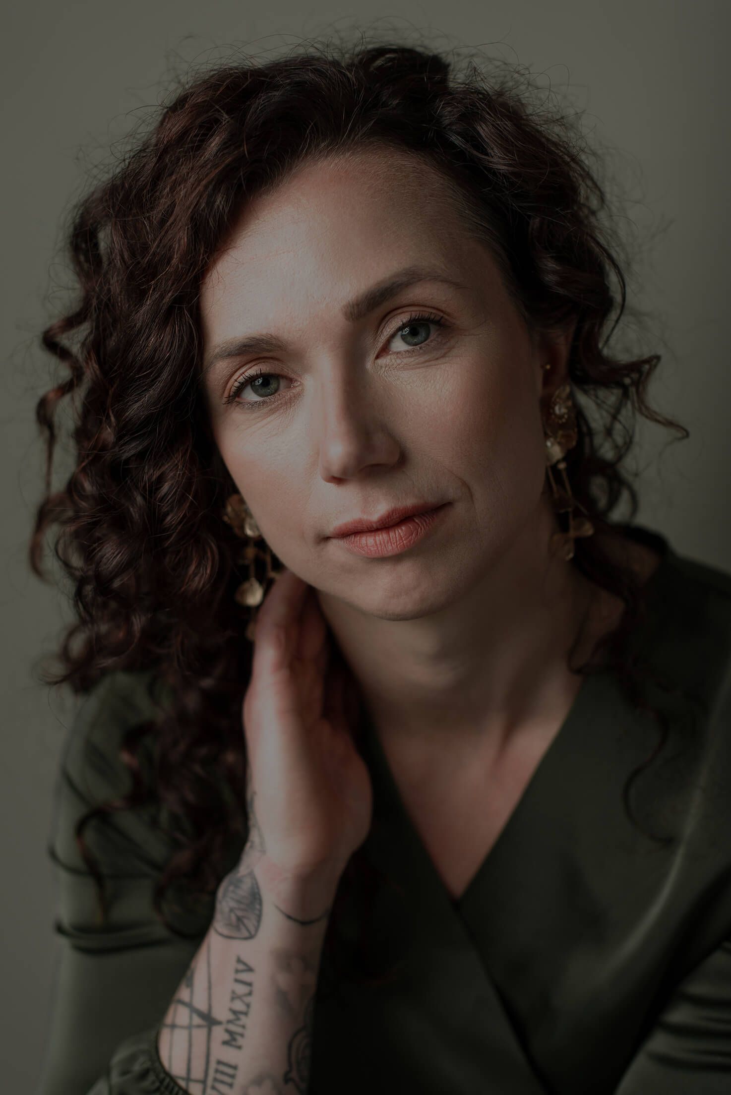 Studio portret vrouw met krullend haar in groene jurk