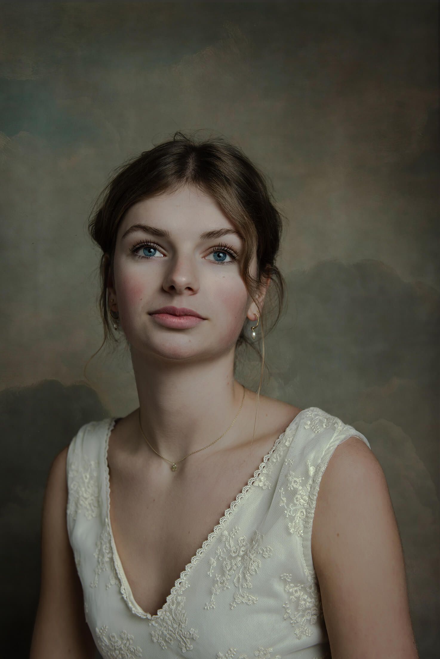 Fine art foto van jonge dame met wolken op de achtergrond