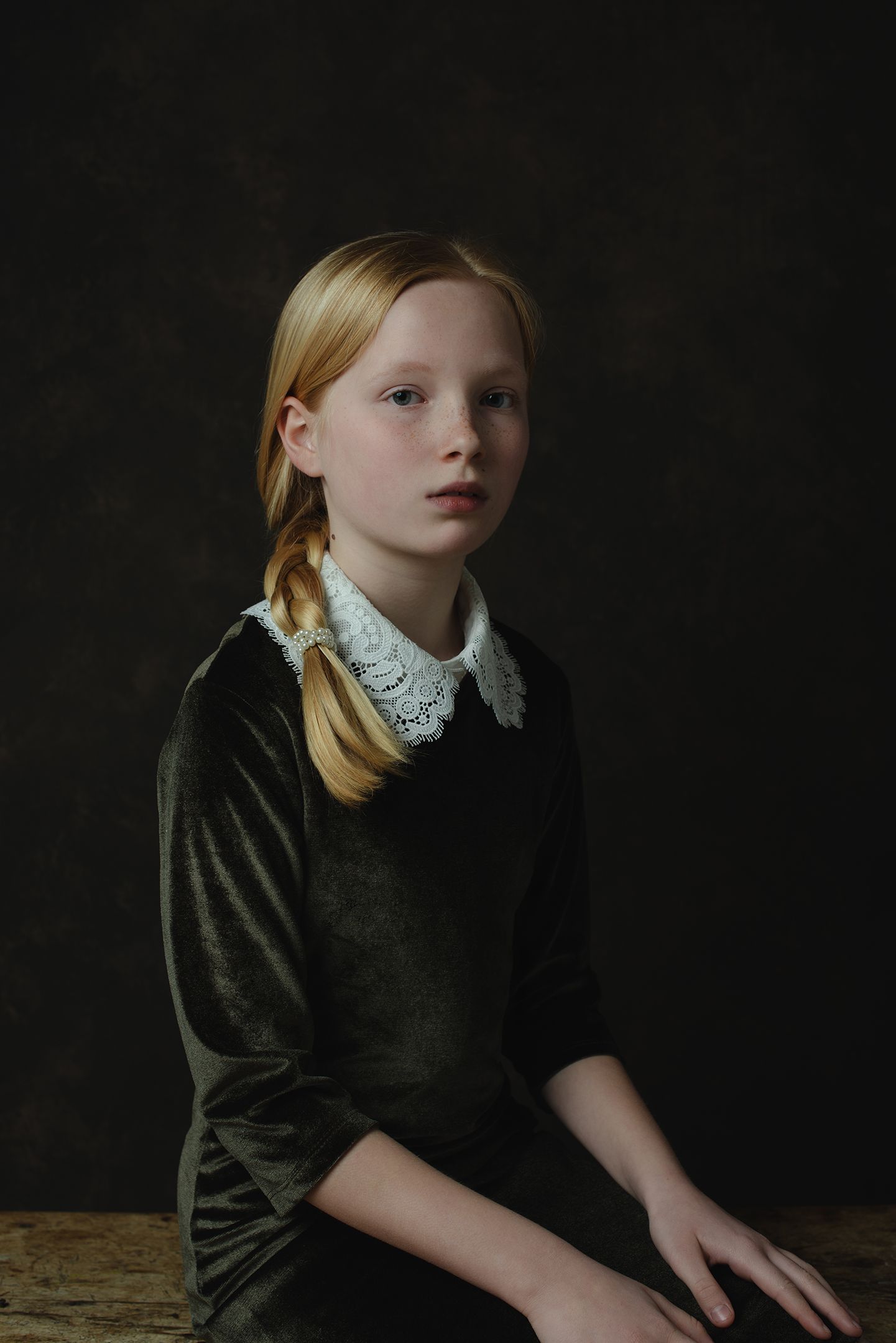 Schilderachtig portret van meisje in de stijl van de oude meesters