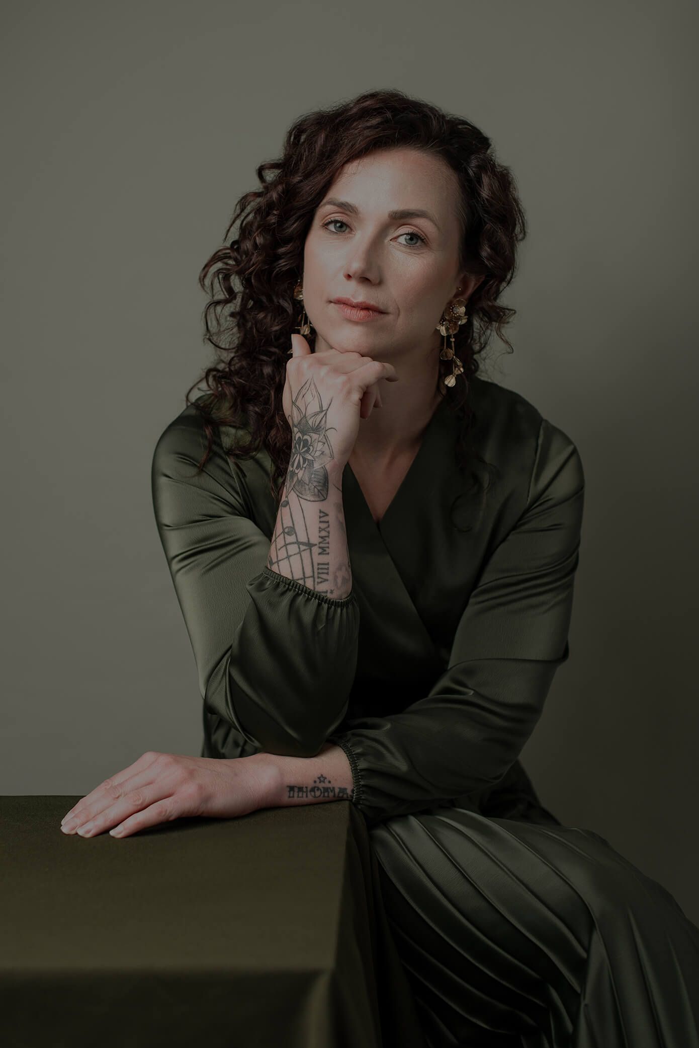 Studio portret vrouw met krullend haar in groene jurk