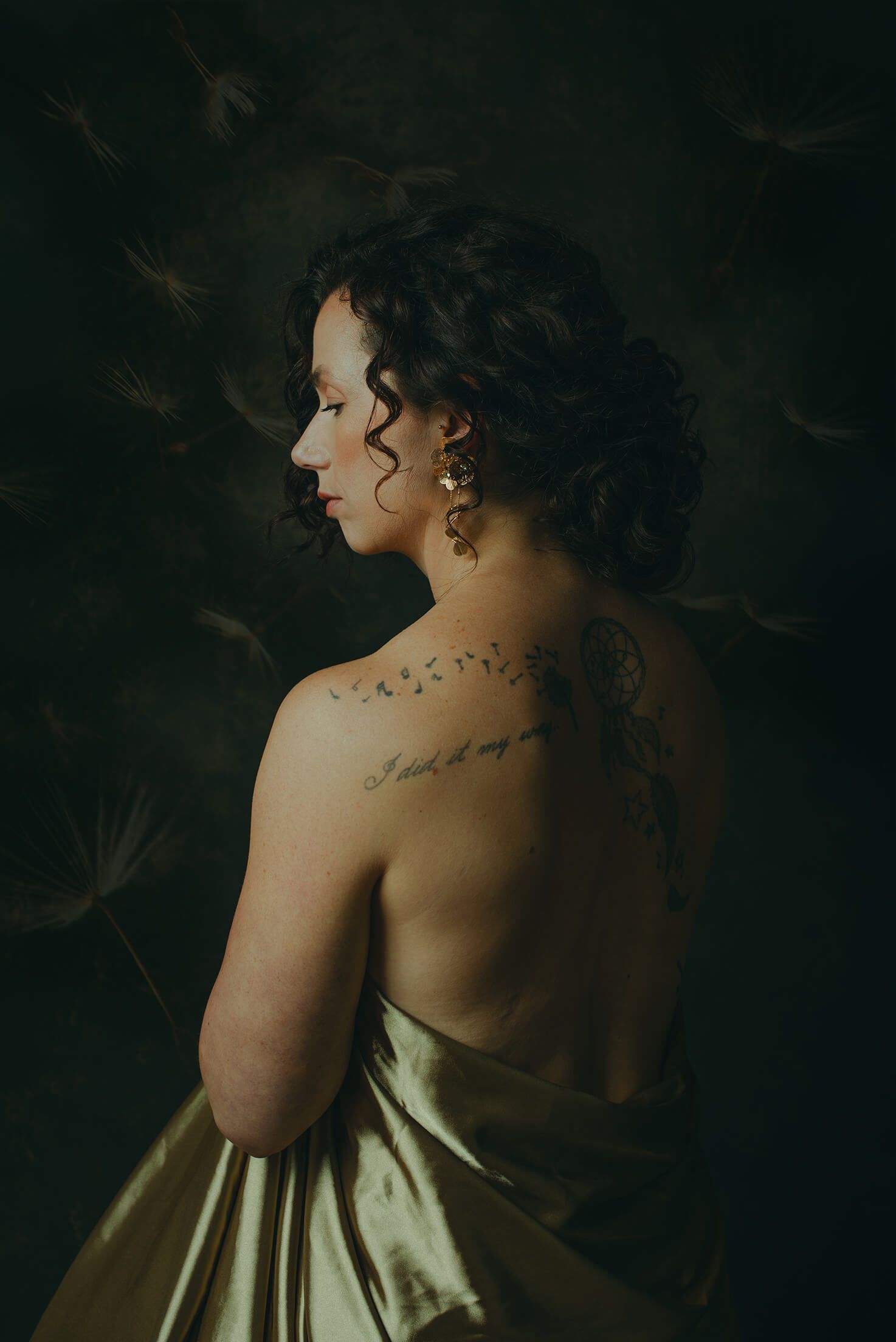 Painterly portret van vrouw met tatoages en krullend donker haar