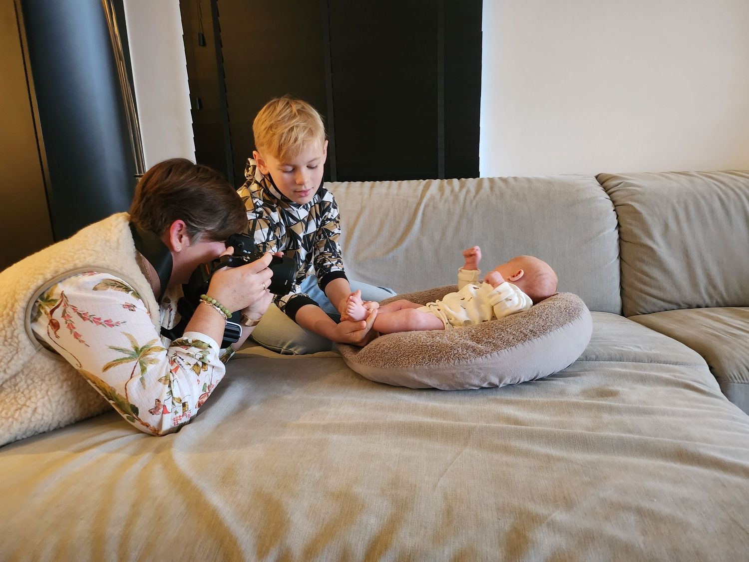 Newborn fotograaf Halle, babyfotografie Halle, newborn fotoshoot, babyshoot Halle, geposeerde tijdloze newbornfotoshoot bij je thuis