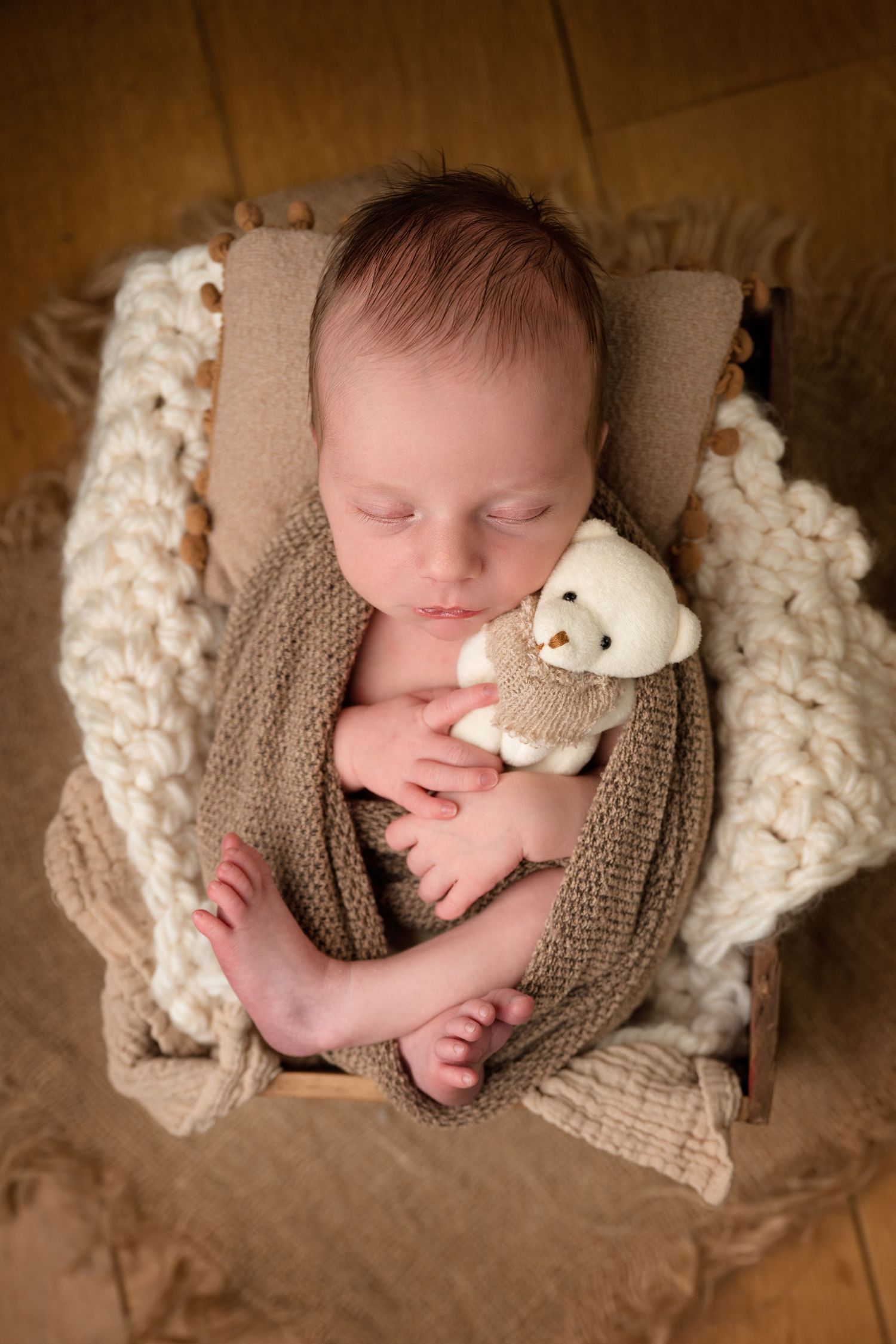 Newborn fotograaf Halle, babyfotografie Halle, newborn fotoshoot, babyshoot Halle, geposeerde tijdloze newbornfotoshoot bij je thuis