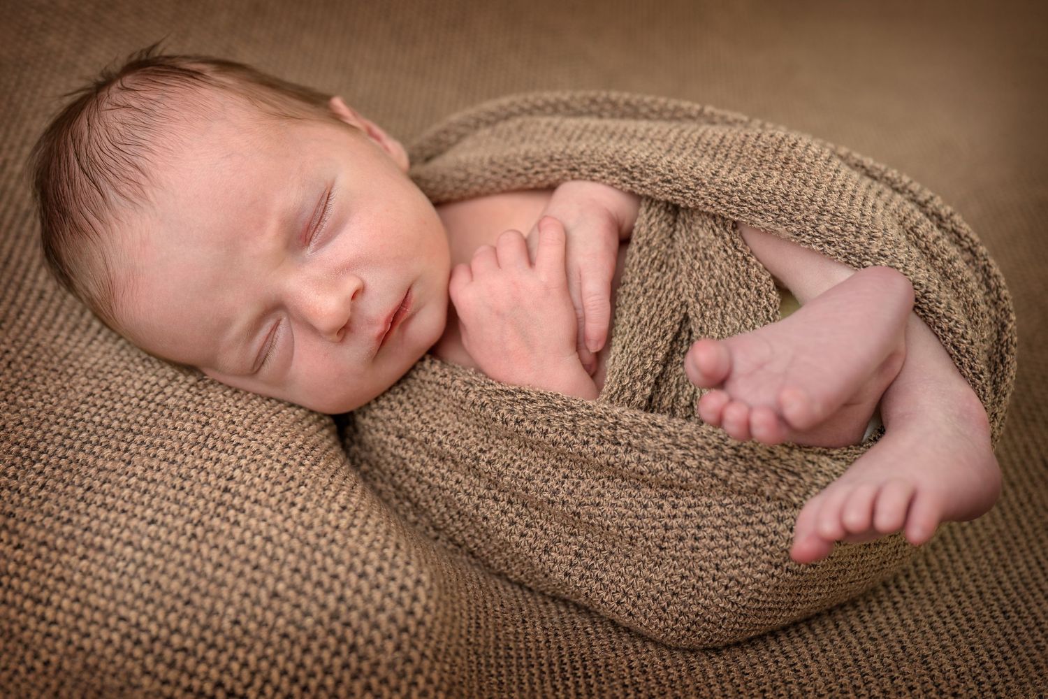 Newborn fotograaf Halle, babyfotografie Halle, newborn fotoshoot, babyshoot Halle, geposeerde tijdloze newbornfotoshoot bij je thuis