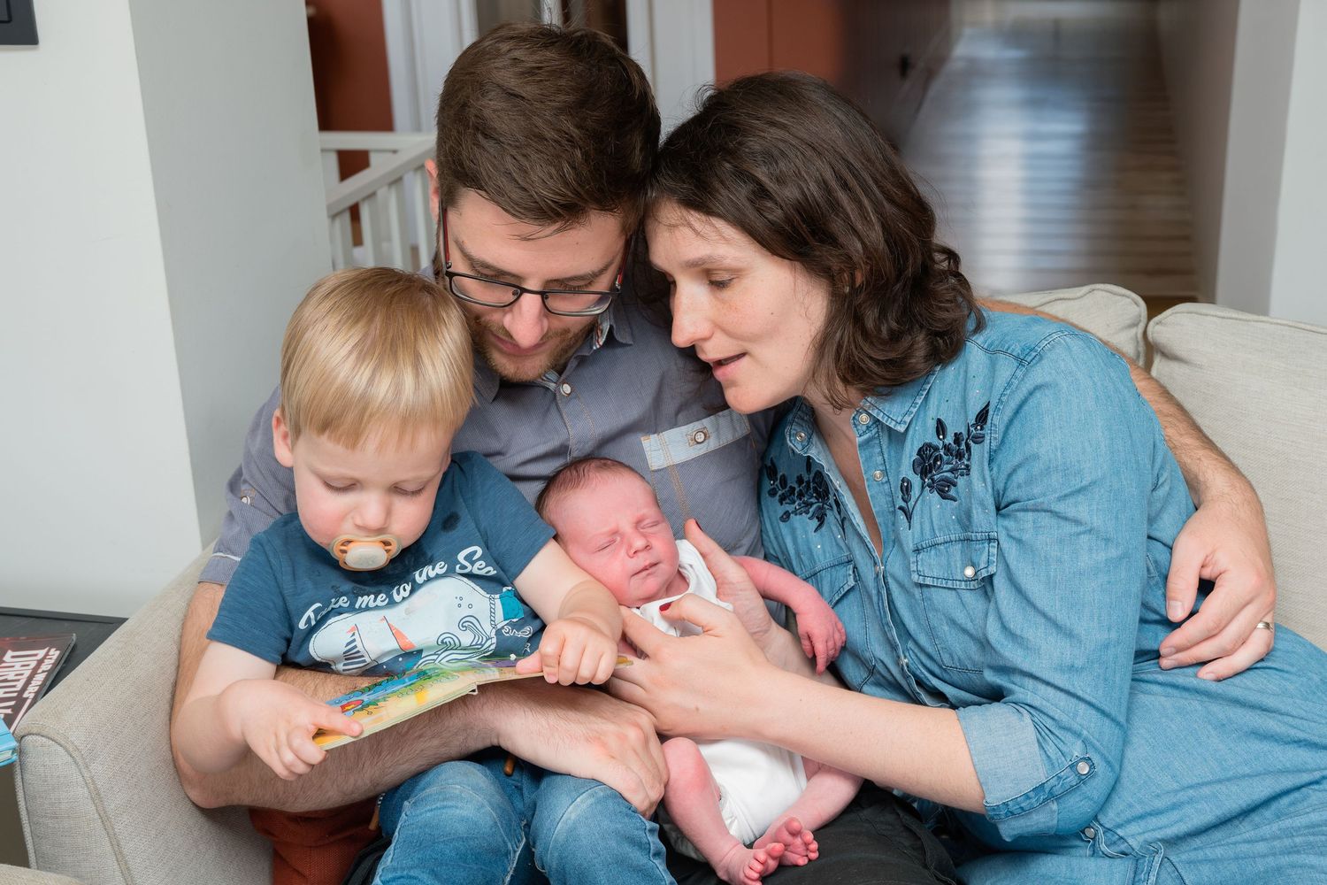 Newborn fotograaf Halle, babyfotografie Halle, newborn fotoshoot, babyshoot Halle, geposeerde tijdloze newbornfotoshoot bij je thuis