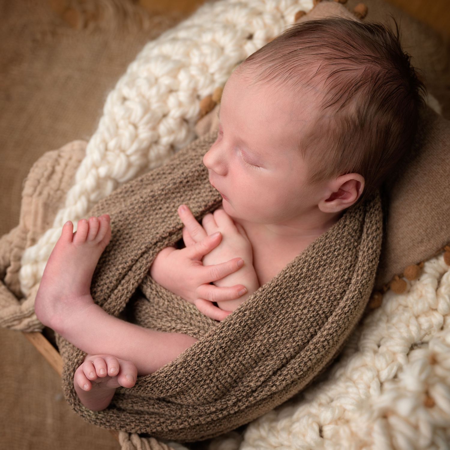 Newborn fotograaf Halle, babyfotografie Halle, newborn fotoshoot, babyshoot Halle, geposeerde tijdloze newbornfotoshoot bij je thuis