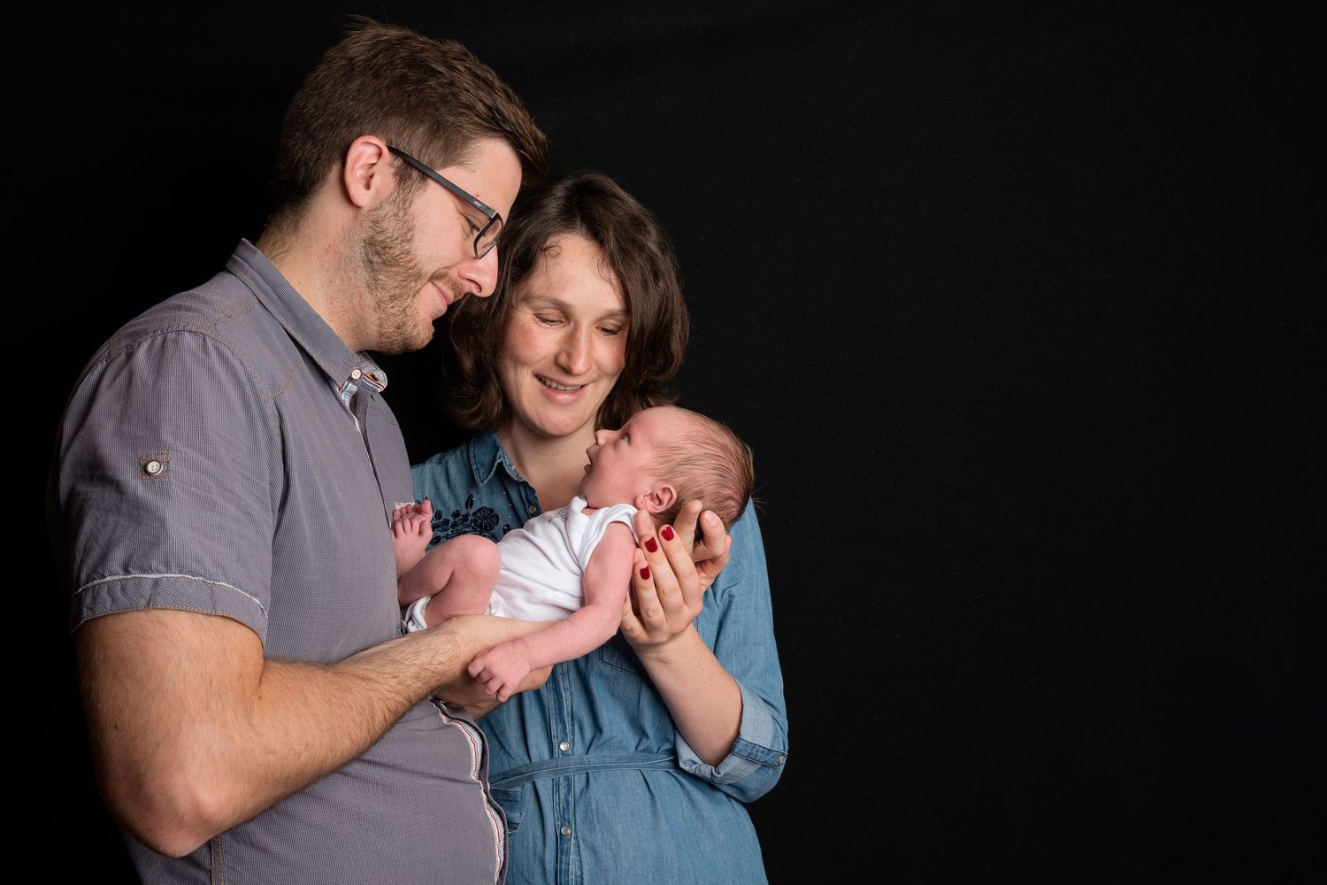 Newborn fotograaf Halle, babyfotografie Halle, newborn fotoshoot, babyshoot Halle, geposeerde tijdloze newbornfotoshoot bij je thuis