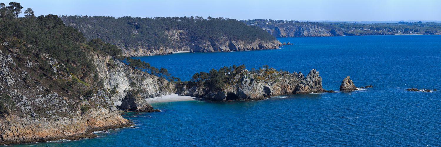 Une vue panoramique aérienne et spectaculaire de l'Anse de Saint-Hernot et ses eaux turquoise depuis la pointe de Rostudel en Crozon.