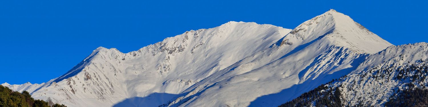 Le Signal du Petit Mont-Cenis et la Pointe du Mont Froid dévoilent leurs crêtes enneigées sous un soleil éclatant en Haute-Maurienne.