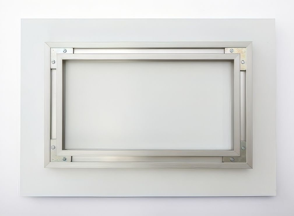 châssis rentrant 44 x 20 mm avec un retrait de 50 mm par rapport au bord du support, permettant une fixation murale élégante et robuste.