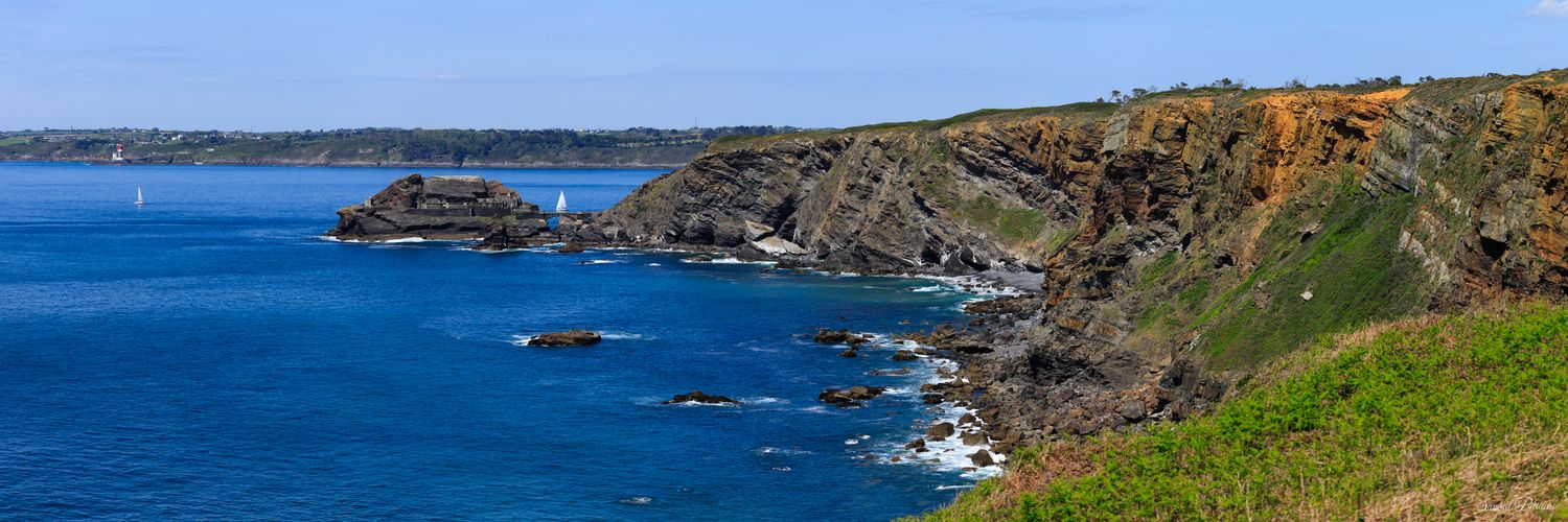 Cap des Capucins: Le fort historique se dresse sur son îlot rocheux, séparé par l'océan bleu de falaises majestueuses et d'une lande sauvage