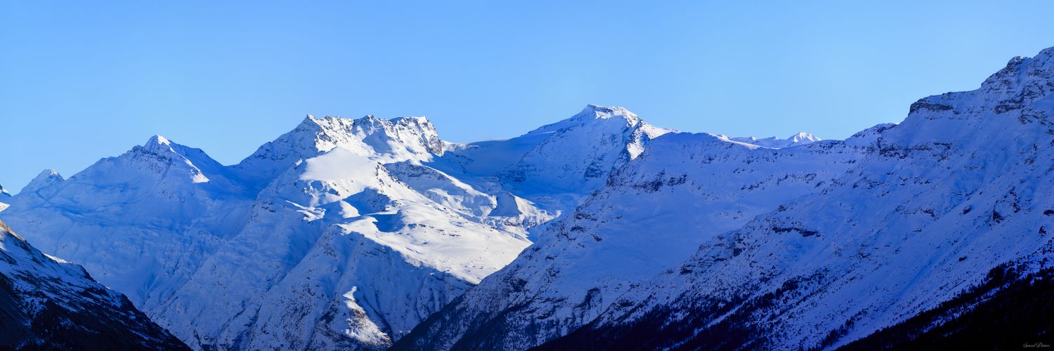 Sommets enneigés et glaciers étincelants sous un ciel pur. Un panorama monumental révélant la puissance sauvage de la Pointe de Ronce.