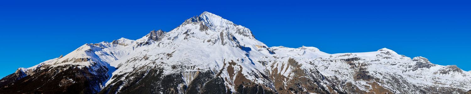 Panorama monumental de la Dent Parrachée depuis le Rock'Fuge, révélant la grandeur sauvage des sommets enneigés de la Vanoise.