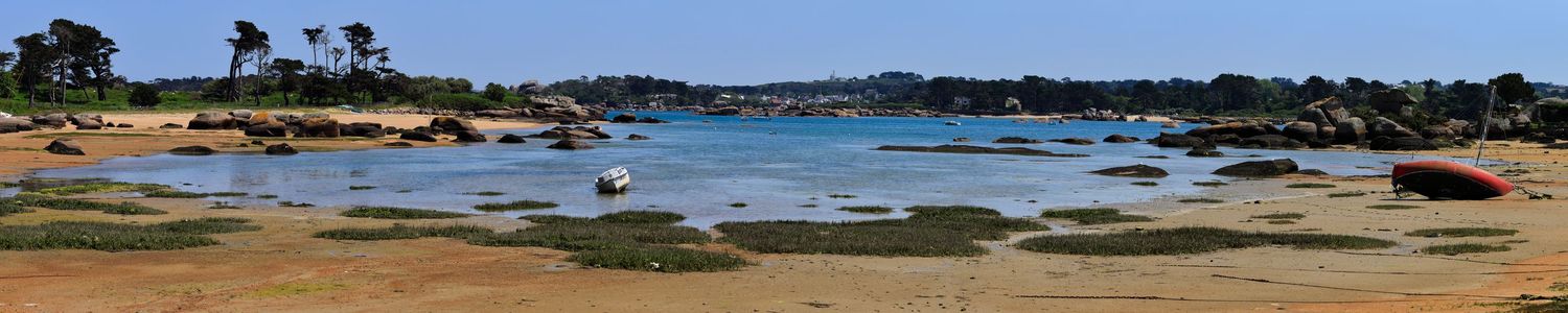 Panorama de la Côte de Granit Rose, Bretagne, à marée basse. Rochers emblématiques, sable, eau turquoise et deux bateaux échoués sous un sol
