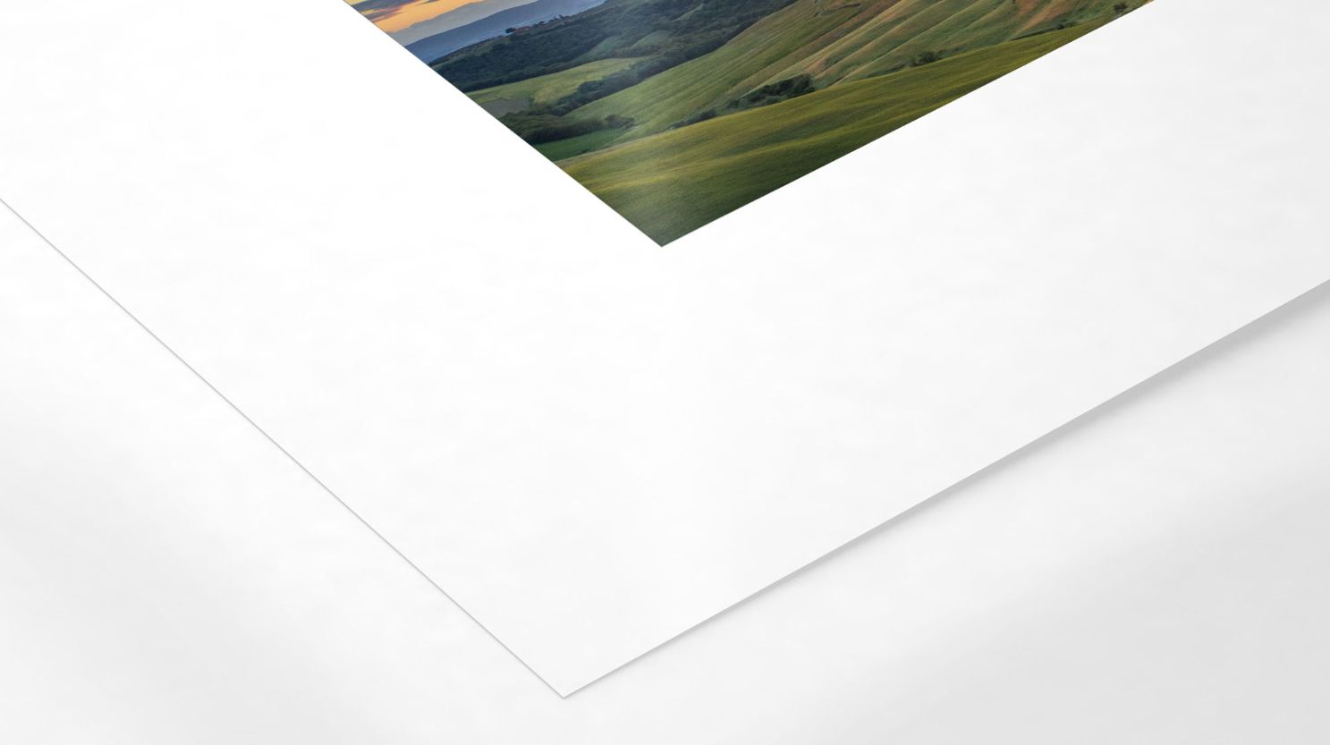 Gros plan sur un tirage d'art photo argentique nu d'art présentant la texture du papier haut de gamme.