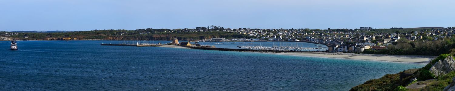 Panorama haute définition du sillon de Camaret-sur-Mer, mettant en scène la Tour Vauban et la chapelle Rocamadour depuis le Grand Gouin.