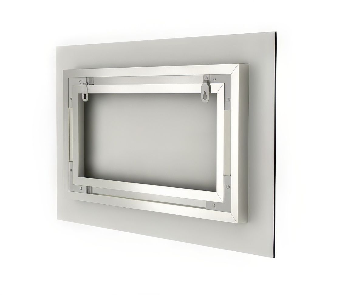 châssis rentrant 38 x 18 mm avec un retrait de 50 mm par rapport au bord du support, permettant une fixation murale élégante et robuste.