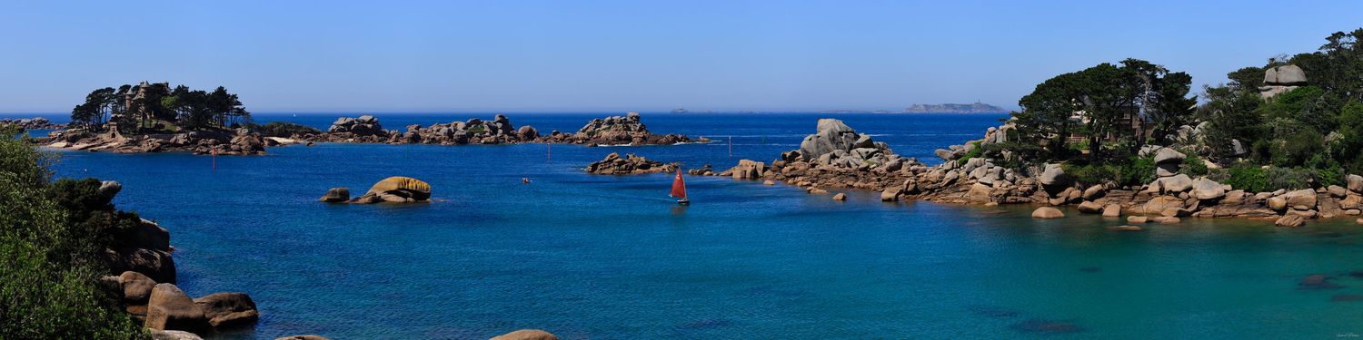 Panorama de la Côte de Granit Rose, Bretagne, France. Roches roses, eau turquoise, île avec château et voilier rouge.