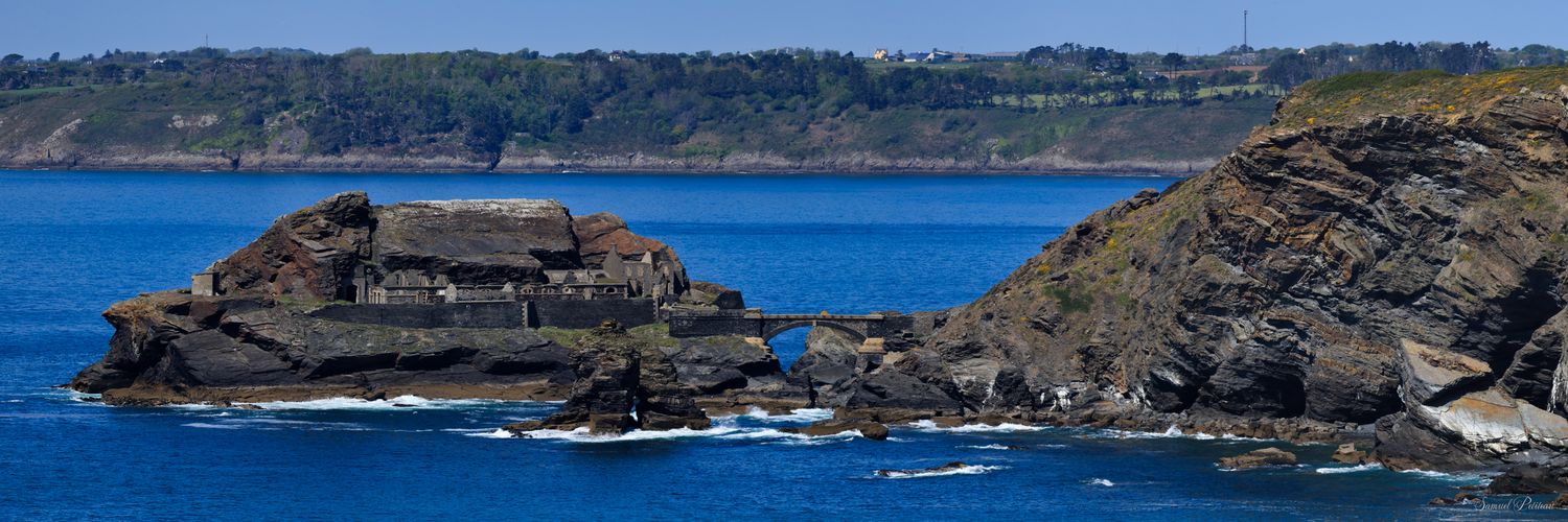 La Sentinelle d'Iroise. Un panorama Gigapixel saisissant où le Fort des Capucins défie l’océan. Une immersion brute au cœur du granit.